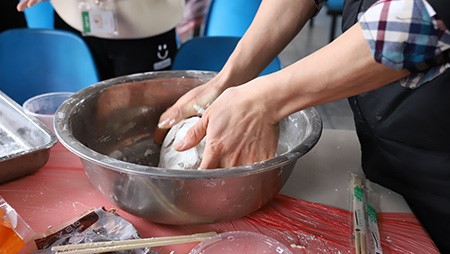 正月十五鬧元宵，歡歡喜喜包湯圓